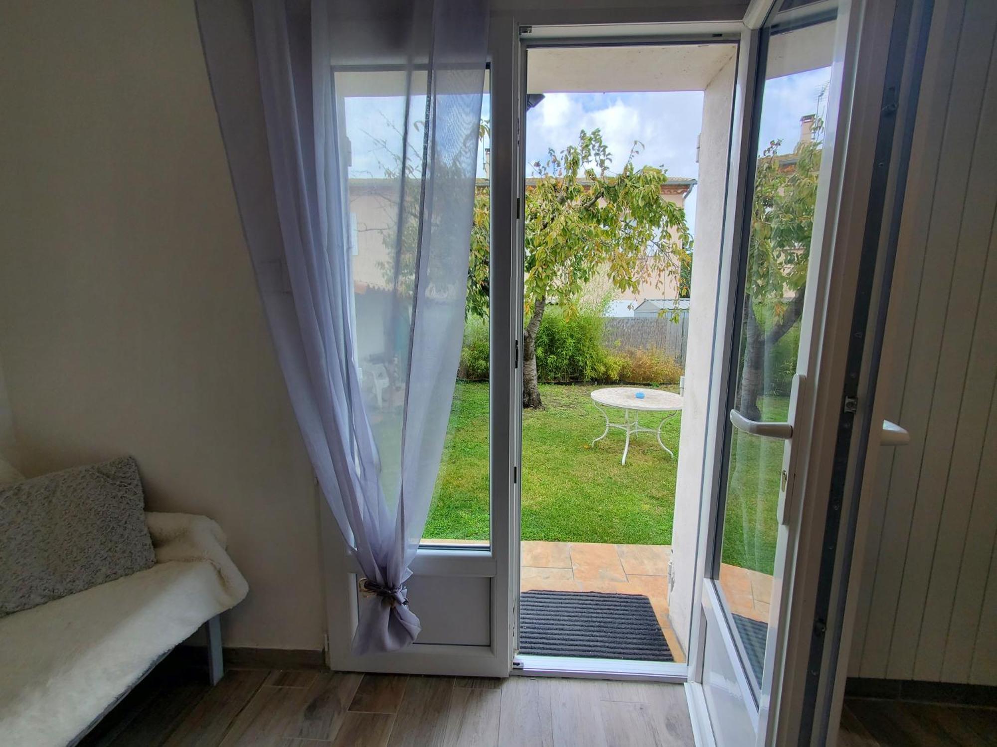 Appart 28M2 Avec Jardin Et Parking Prives, Chambre Separee Milhaud Værelse billede